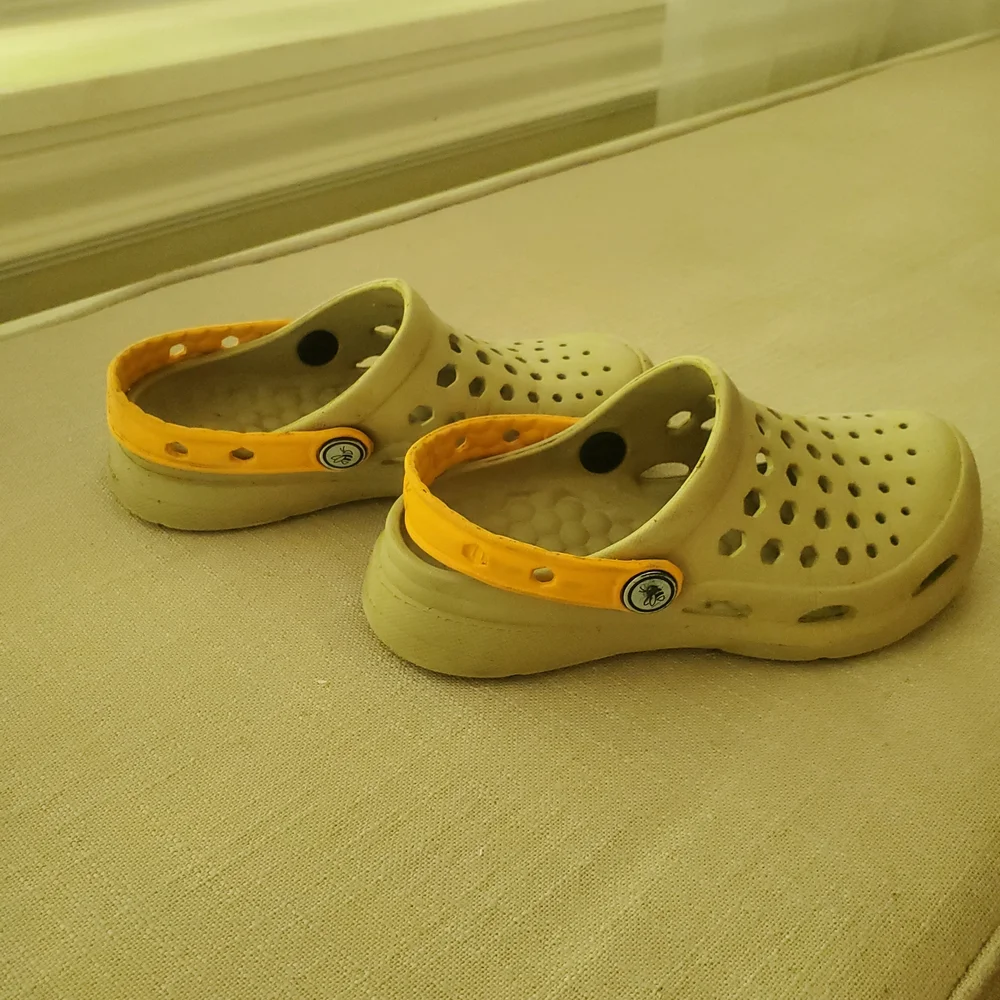5/$10 Kids Water Shoes - Gray and Yellow